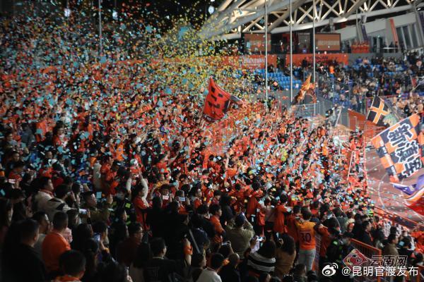 万博-主队球迷热情高涨,为球队助威不断进入